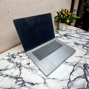 Apple Macbook Pro 15" quad core i7 **FAULTY**