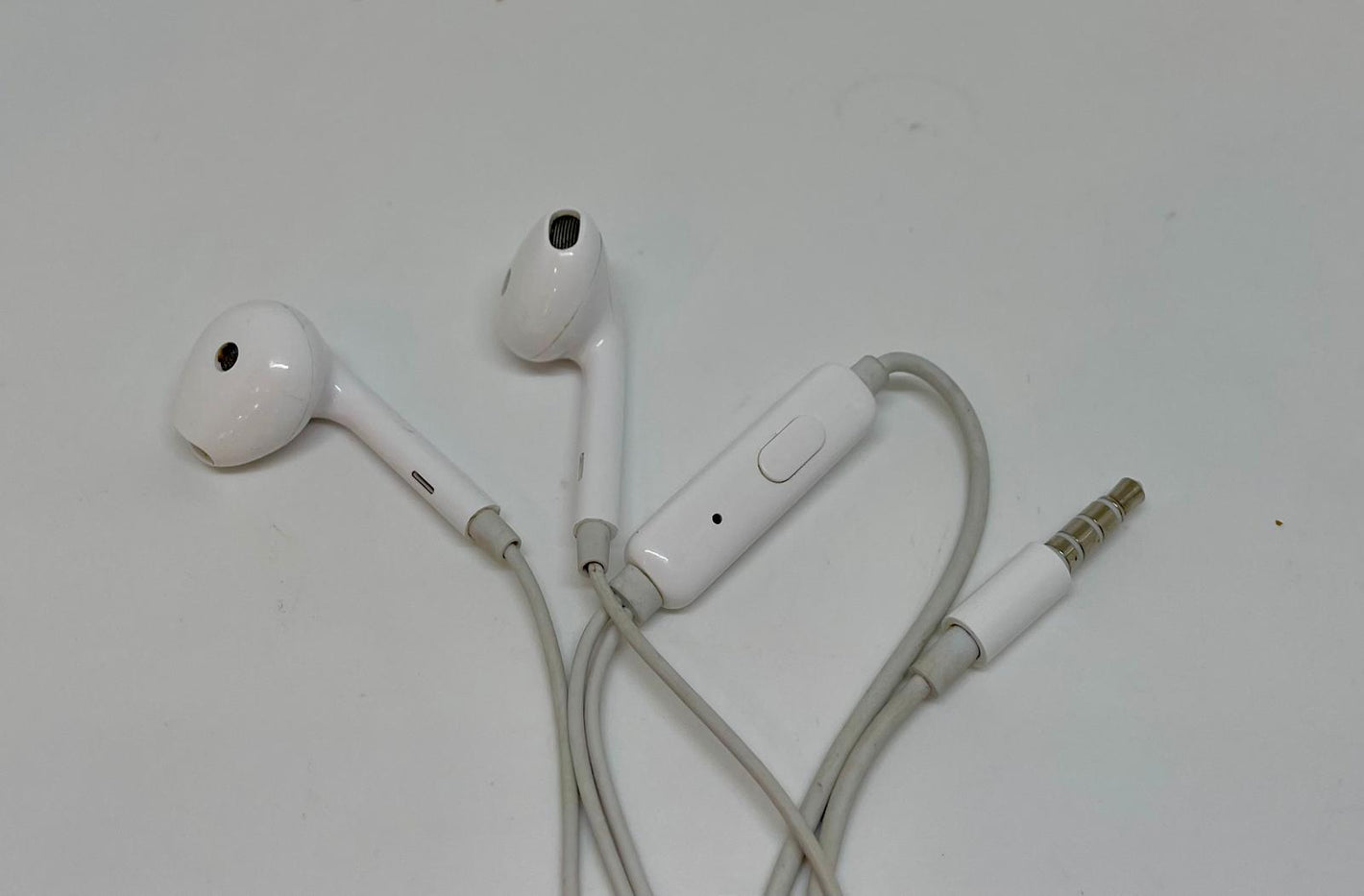 Wired earbuds - White