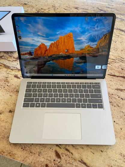 Microsoft Surface Laptop Studio 14.4” 11th Gen i7-11370H 16GB RAM 512GB SSD RTX3050 Ti