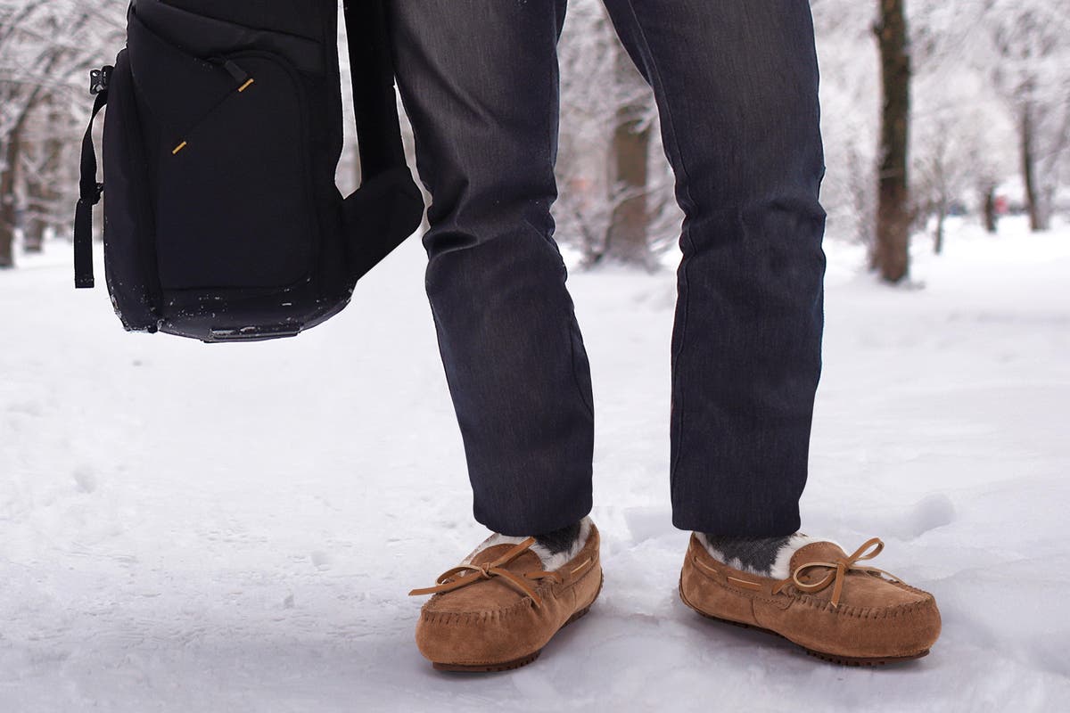 Outback Ugg Moccasins Tirari - Premium Sheepskin (Chestnut, Size 04M / 05W US)